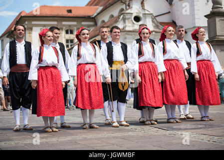 Matija Gubec Folklore-Ensemble aus Karlovac, Kroatien, Auftritt beim 29. Folkart International CIOFF Folklore Festival, Sub Folklorefestival von Festival Lent, eines der größten Outdoor-Festivals in Europa. Folkart, Festival Lent, Maribor, Slowenien, 2017. Stockfoto