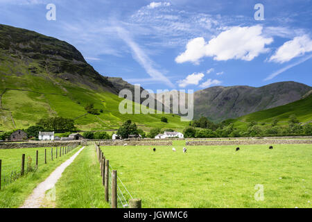 Wasdale Head mit berühmten Inn und Säule im Hintergrund, Lake District, England, UK Stockfoto