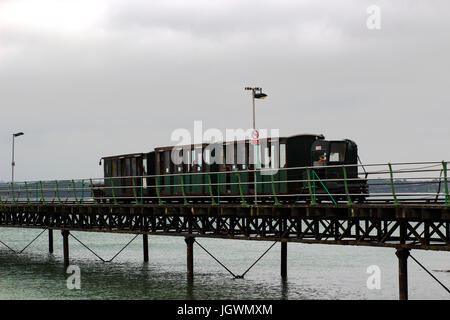 Die Schmalspur-Zug, der die Länge des Hythe Pier läuft Passagiere nach und von der Fähre nach Southampton genommen auf einen dumpfen feuchten Sommer Stockfoto