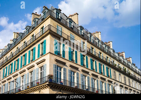 Eine typische umliegenden Gebäude in Paris mit Balkonen und Fensterläden unter einem warmen Licht des späten Nachmittags. Stockfoto