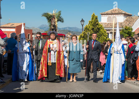 Büßer, Nazarenos, in ihren typischen Kapuzen Roben während der Feierlichkeiten der Semana Santa, die Karwoche, Prozession, Karfreitag.  Spanien Stockfoto