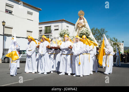 Büßer, Nazarenos, in ihren typischen Kapuzen Roben während der Feierlichkeiten der Semana Santa, die Karwoche, Prozession, Karfreitag.  Spanien Stockfoto