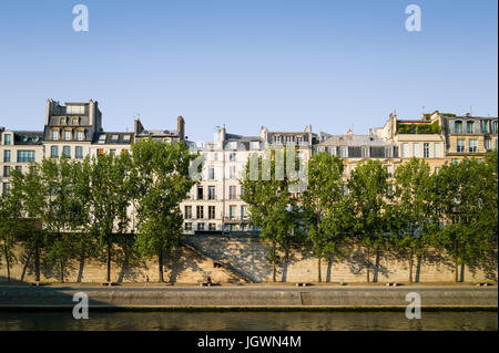 Die Seine-Ufer und typisch Paris Gebäude auf der Insel auf der Seine. Stockfoto