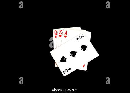 Spielkarten - eine Trumpfkarte gespielt - schwarzen Hintergrund im Querformat mit Textfreiraum Stockfoto