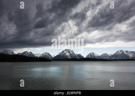 Dunkle Wolken über den Teton als Sturm nähert. Von Teton Park Road am Ufer des Jackson Lake in der Nähe von Signal Mountain Lodge - Grand Teton aus gesehen Stockfoto