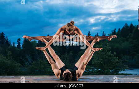 Akrobaten auf der Outdoor-Bühne, Bainbridge, Washington, USA Stockfoto