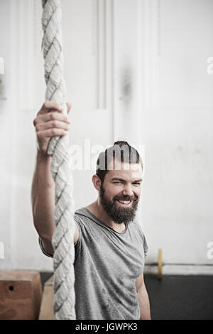 Man hält sich an das Seil cross-training Fitness-Studio Stockfoto