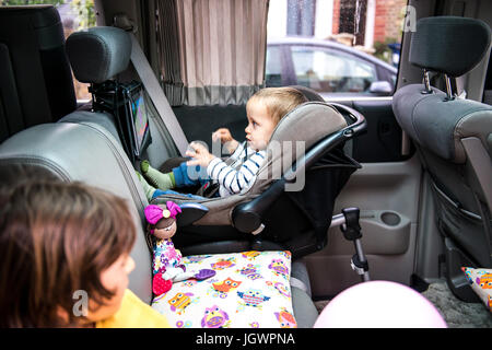 Baby und Big Brother watching Film im Auto Stockfoto