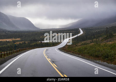 Kurvenreiche Landstraße durch Gros Morne National Park, Neufundland, Kanada Stockfoto