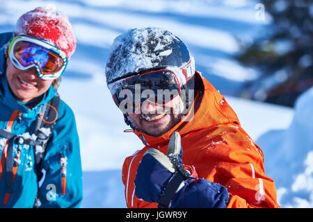 Porträt von einem männlichen und weiblichen Skifahrer in Helm und Brille auf Skipiste, Aspen, Colorado, USA Stockfoto