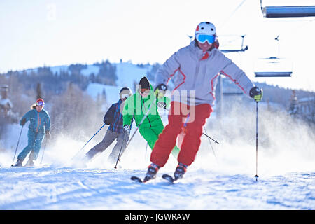 Männliche und weibliche Skifahrer Skifahren auf Schnee bedeckt Skipiste, Aspen, Colorado, USA Stockfoto