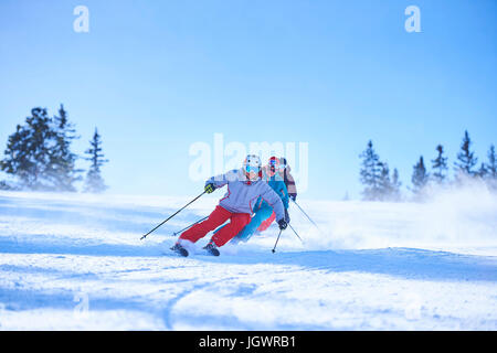 Reihe von männlichen und weiblichen Skifahrer Skifahren auf Schnee überdachten Skipiste, Aspen, Colorado, USA Stockfoto