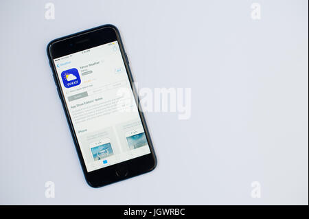 Kiew, Ukraine - Jul 11,2017: Apple iPhone 7 mit Yahoo Wetter-Anwendung auf dem Bildschirm im App Store isoliert auf weiss. Stockfoto