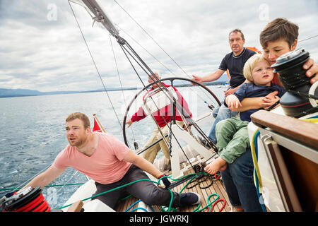 Vier Generationen-Familie auf Segelboot, Genf, Schweiz, Europa Stockfoto