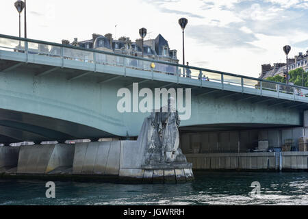 Pont de Alma (Alma-Brücke in englischer Sprache) ist eine Straßenbrücke in Paris über die Seine und Zouave Statue. Stockfoto