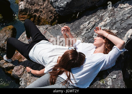 Beste Freunde auf Felsen Stockfoto