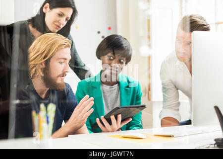 Junge männliche Designer erklären Idee bei Teambesprechung im Kreativstudio Stockfoto