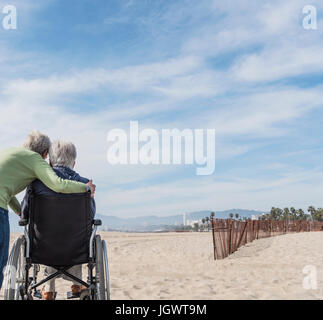 Rückansicht eines älteren Mannes im Rollstuhl mit Frau Blick vom Beach, Santa Monica, Kalifornien, USA Stockfoto