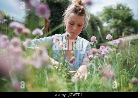 Frau im Garten Stockfoto
