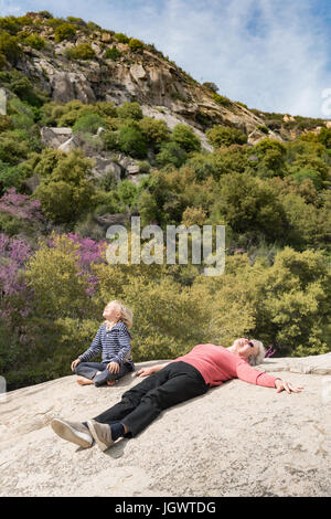 Enkel und Oma Pause auf Felsen, Sequoia Nationalpark, Kalifornien, USA Stockfoto