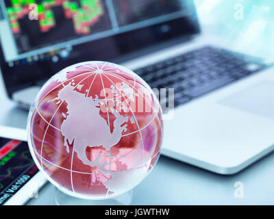 Globus mit digitalen Tablet und Laptop zeigt internationale Business- Stockfoto