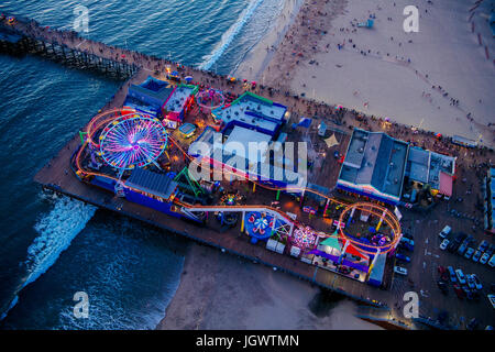 Draufsicht der Freizeitpark in der Abenddämmerung, Santa Monica, Kalifornien, USA Stockfoto