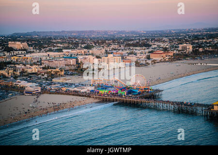 Pier und Strand mit Vergnügungspark, Vogelperspektive, Santa Monica, Kalifornien, USA Stockfoto