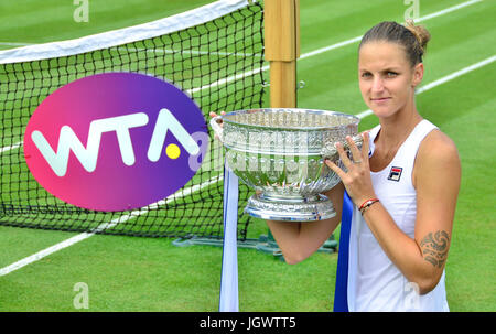 Karolina Plikiskova (Tschechisch) mit der Trophäe nach dem Finale der Aegon International 2017, Eastbourne. Stockfoto