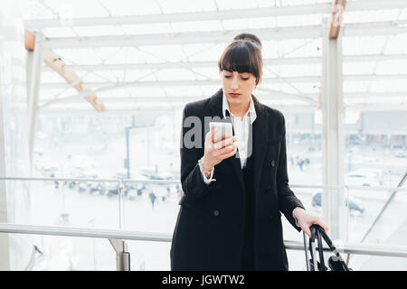 Geschäftsfrau mit Handy auf Geschäftsreise, Mailand, Italien Stockfoto