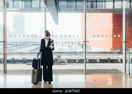 Geschäftsfrau mit Handy, Mailand, Italien Stockfoto
