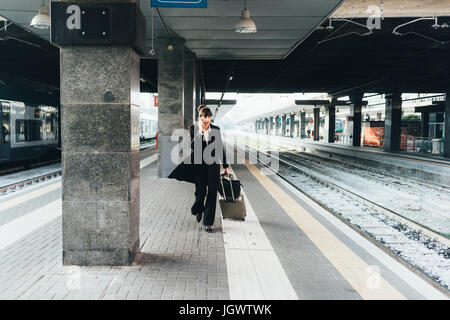 Geschäftsfrau mit Handy in Nähe des Bahnhofs, Mailand, Italien Stockfoto