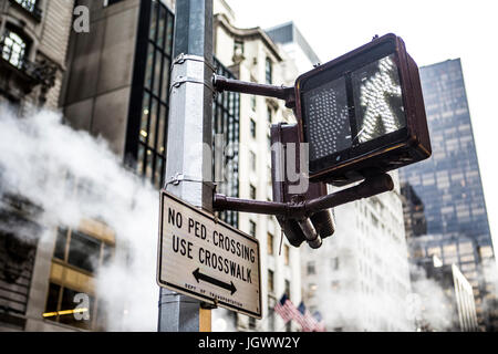 Fußgängerüberweg Zeichen und Wolkenkratzer, New York City, USA Stockfoto