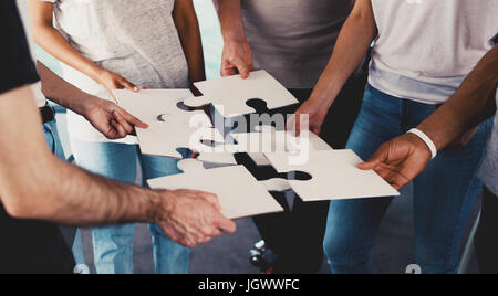 Team der Unternehmer gemeinsam für ein Ziel. Konzept der Einheit und der Partnerschaft Stockfoto