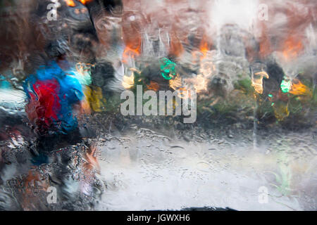 Strömender Regen aus dem Inneren eines Autos Stockfoto