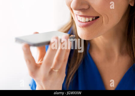 Frau mit Voice-Recorder auf smartphone Stockfoto