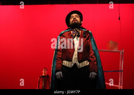 Schauspieler mit Leidenschaft, Emotion und Mut nehmen auf dem Rampenlicht. Theater ist eine Kunst, die eine sehr starke Bedeutung haben können. Es ist magisch... Stockfoto