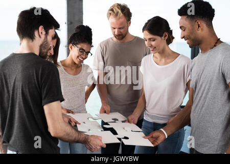 Team der Unternehmer gemeinsam für ein Ziel. Konzept der Einheit und der Partnerschaft Stockfoto