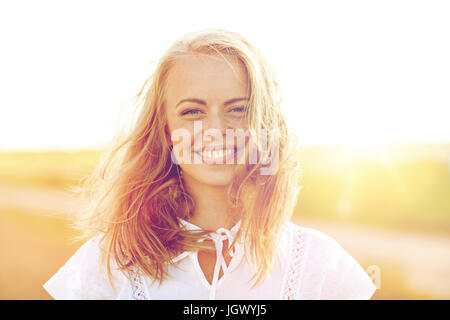 der glückliche junge Frau in weiß Natur hautnah Stockfoto