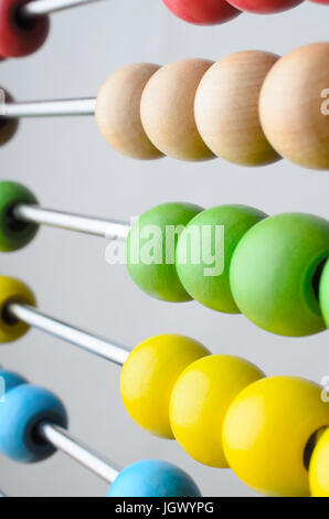 Nahaufnahme von Reihen von Abacus Perlen in leuchtenden Farben, abgewinkelt und führenden Weg in soft-Fokus. Stockfoto