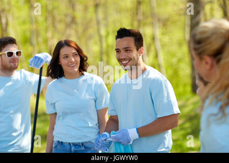 Freiwillige mit Müllsäcke Park Reinigungsfläche Stockfoto