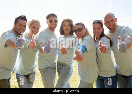 Gruppe von Freiwilligen zeigen, Daumen nach oben im freien Stockfoto