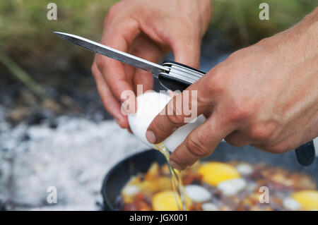 Spiegeleier kochen am Lagerfeuer. Selektiven Fokus. Stockfoto