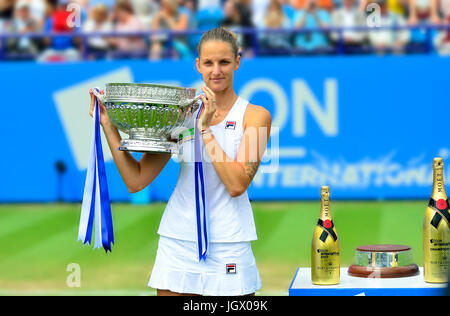 Karolina Plikiskova (Tschechisch) mit der Trophäe nach dem Finale der Aegon International 2017, Eastbourne. Stockfoto