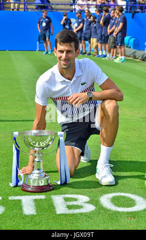 Novak Djokovic (Serbien) nach dem Sieg im Finale der Aegon International im Devonshoiore Park, Eastbourne, 1. Juli 2017 Stockfoto