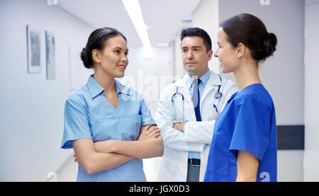 Gruppe von Sanitäter oder Ärzte im Krankenhaus sprechen Stockfoto