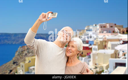 Älteres Paar mit der Kamera unterwegs in santorini Stockfoto