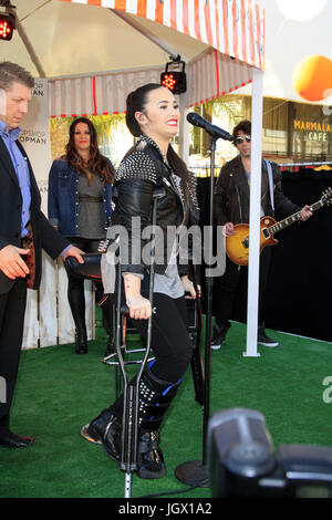 Los Angeles, CA, USA. 14. Februar 2013. LOS ANGELES - 14 FEB: Demi Lovato bei der Eröffnung von Topshop Topman LA an der Grove am 14. Februar 2013 in Los Angeles, Kalifornien. Topshop Topman LA Eröffnung im Grove am 14. Februar 2013 in Los Angeles, Kalifornien-Credit: Kay Blake/ZUMA Draht/Alamy Live-Nachrichten Stockfoto