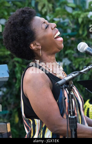 Newport Beach, Kalifornien, USA. 9.. Juli 2017. Sänger Oleta Adams tritt am 9.. Juli 19. beim jährlichen Eric Marienthal & Friends Konzert mit David Benoit und Oleta Adams im Hyatt Regency Hotel in Newport Beach, Kalifornien 2017, auf. Quelle: Sheri Determan/Alamy Live News Stockfoto