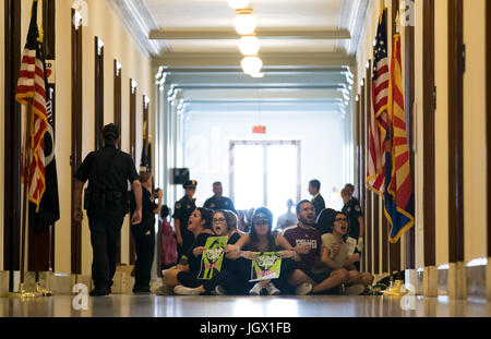 Washington, USA. 10. Juli 2017. Mitmachen in einem Protest gegen die republikanischen Gesundheitsreform in Russell Senate Office Building auf dem Capitol Hill in Washington, DC, USA, 10. Juli 2017. Mehr als 100 Demonstranten aus mindestens 21 Staaten, die Angst vor dem Verlust ihrer Gesundheitsversorgung sind beteiligte sich an der Protest hier am Montag. Bildnachweis: Ting Shen/Xinhua/Alamy Live-Nachrichten Stockfoto
