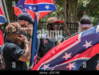 Kolumbien, Südcarolina, USA. 10. Juli 2017. Ein paar Dutzend Unterstützer der Konföderation ihre Loyalität, die Konföderierten Flagge angezeigt während die Konföderierten Flagge Ereignis auslösen von South Carolina sezessionistische Partei aus Protest gegen das zweijährige bestehen der Konföderierten Battle Flag entfernen von der South Carolina State House im Jahr 2015 statt. Die Flagge, die auf eine tragbare Fahnenstange am 10:00 gehisst wurde war 17:00 von der South Carolina State House entfernt werden Credit: Crush Rush/Alamy Live News Stockfoto